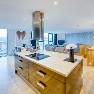 spacious-central-3-bed-penthouse-apartment.yorkshirehotels.net/